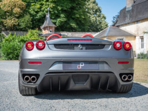Vue arrière avec diffuseur et échappements – FERRARI – F430 Spider – 2006 – Grigio Silverstone – 490 ch – V8 Atmosphérique – 55 800 km – Transmission : Sequentielle – Origine Pays-Bas – Privaty Cars – Véhicules de sport et de luxe d’occasion à La Rochelle