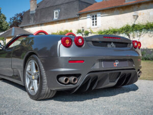 Vue arrière avec diffuseur et échappements – FERRARI – F430 Spider – 2006 – Grigio Silverstone – 490 ch – V8 Atmosphérique – 55 800 km – Transmission : Sequentielle – Origine Pays-Bas – Privaty Cars – Courtage automobile pour véhicules exclusifs près de Niort