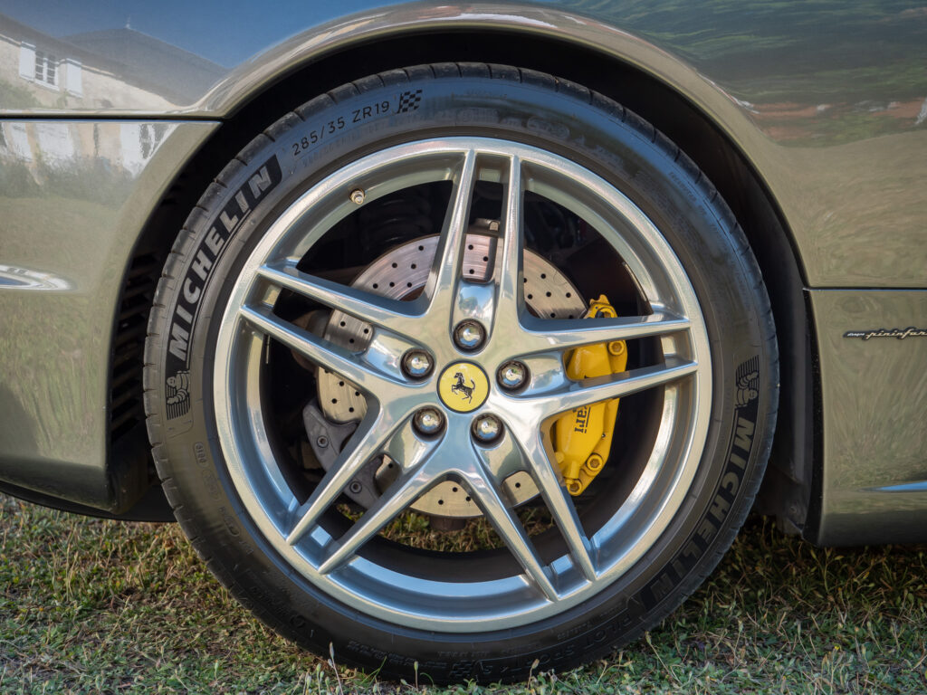 Jantes en alliage poli avec étriers jaunes – FERRARI – F430 Spider – 2006 – Grigio Silverstone – 490 ch – V8 Atmosphérique – 55 800 km – Transmission : Sequentielle – Origine Pays-Bas – Privaty Cars – Spécialiste des voitures de sport d’occasion proche de Nantes