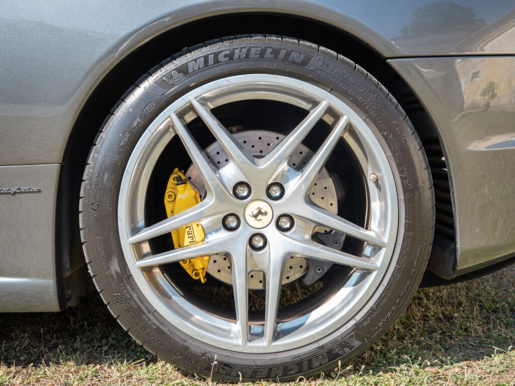 Jantes en alliage avec étriers jaunes – FERRARI – F430 Spider – 2006 – Grigio Silverstone – 490 ch – V8 Atmosphérique – 55 800 km – Transmission : Sequentielle – Origine Pays-Bas – Privaty Cars – Négoce de véhicules GT et sportives d’exception en Charente-Maritime