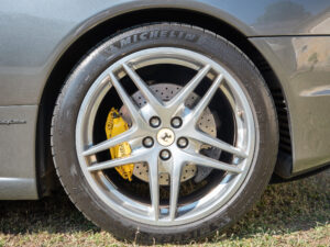 Jantes en alliage avec étriers jaunes – FERRARI – F430 Spider – 2006 – Grigio Silverstone – 490 ch – V8 Atmosphérique – 55 800 km – Transmission : Sequentielle – Origine Pays-Bas – Privaty Cars – Négoce de véhicules GT et sportives d’exception en Charente-Maritime