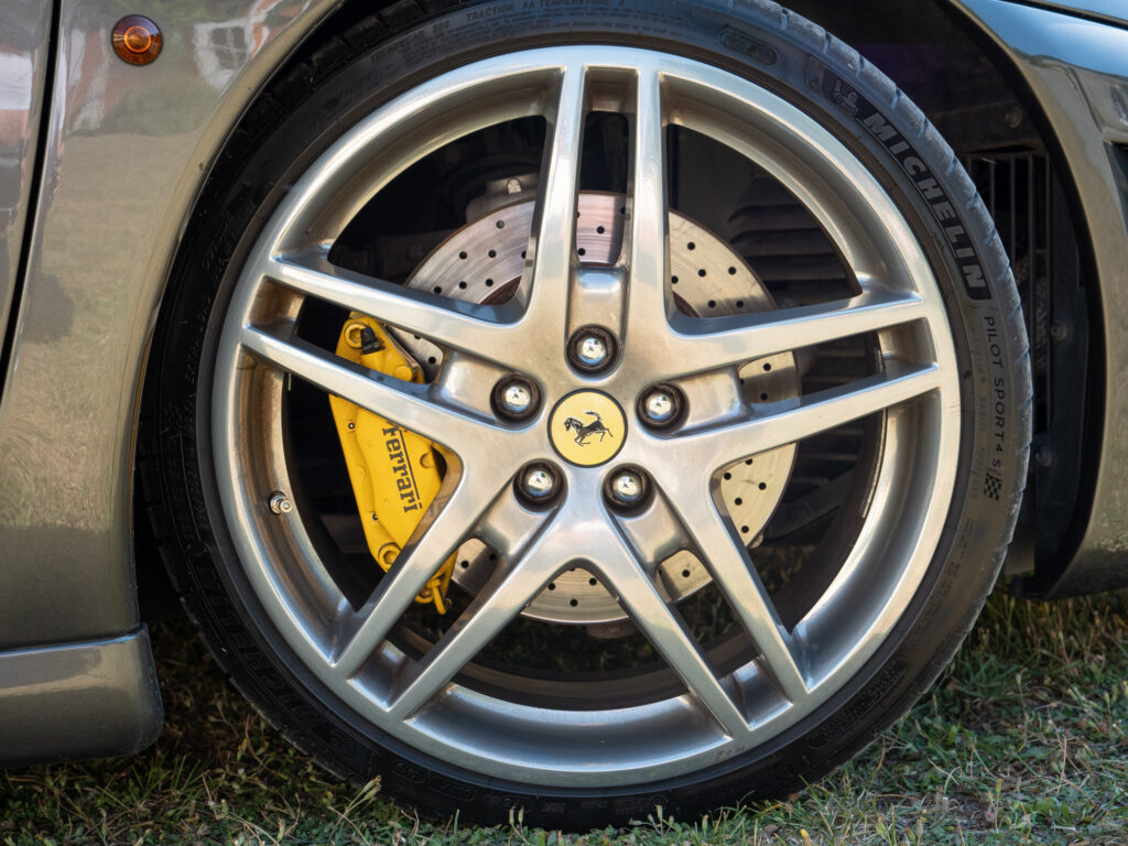 Jantes avec étriers de frein jaunes – FERRARI – F430 Spider – 2006 – Grigio Silverstone – 490 ch – V8 Atmosphérique – 55 800 km – Transmission : Sequentielle – Origine Pays-Bas – Privaty Cars – Courtage automobile FERRARI proche de Nantes