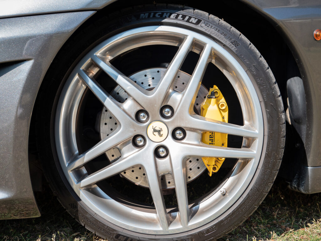 Jantes – FERRARI – F430 Spider – 2006 – Grigio Silverstone – 490 ch – V8 Atmosphérique – 55 800 km – Transmission : Sequentielle – Origine Pays-Bas – Privaty Cars – Dépôt-vente de voitures de sport et véhicules d’exception à La Rochelle