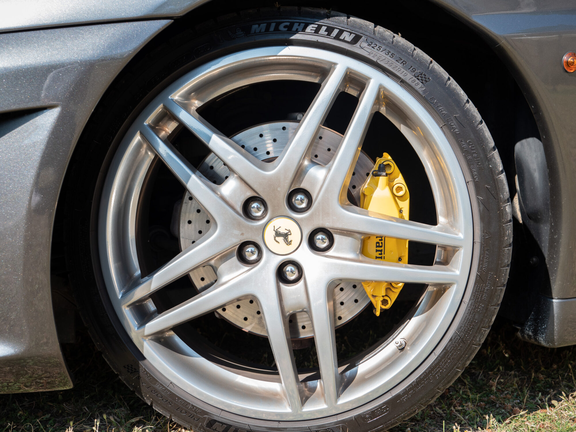 Jantes – FERRARI – F430 Spider – 2006 – Grigio Silverstone – 490 ch – V8 Atmosphérique – 55 800 km – Transmission : Sequentielle – Origine Pays-Bas – Privaty Cars – Dépôt-vente de voitures de sport et véhicules d’exception à La Rochelle