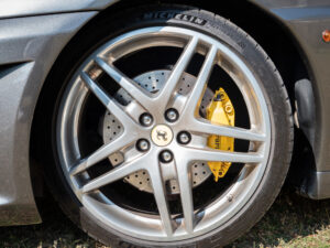 Jantes – FERRARI – F430 Spider – 2006 – Grigio Silverstone – 490 ch – V8 Atmosphérique – 55 800 km – Transmission : Sequentielle – Origine Pays-Bas – Privaty Cars – Dépôt-vente de voitures de sport et véhicules d’exception à La Rochelle