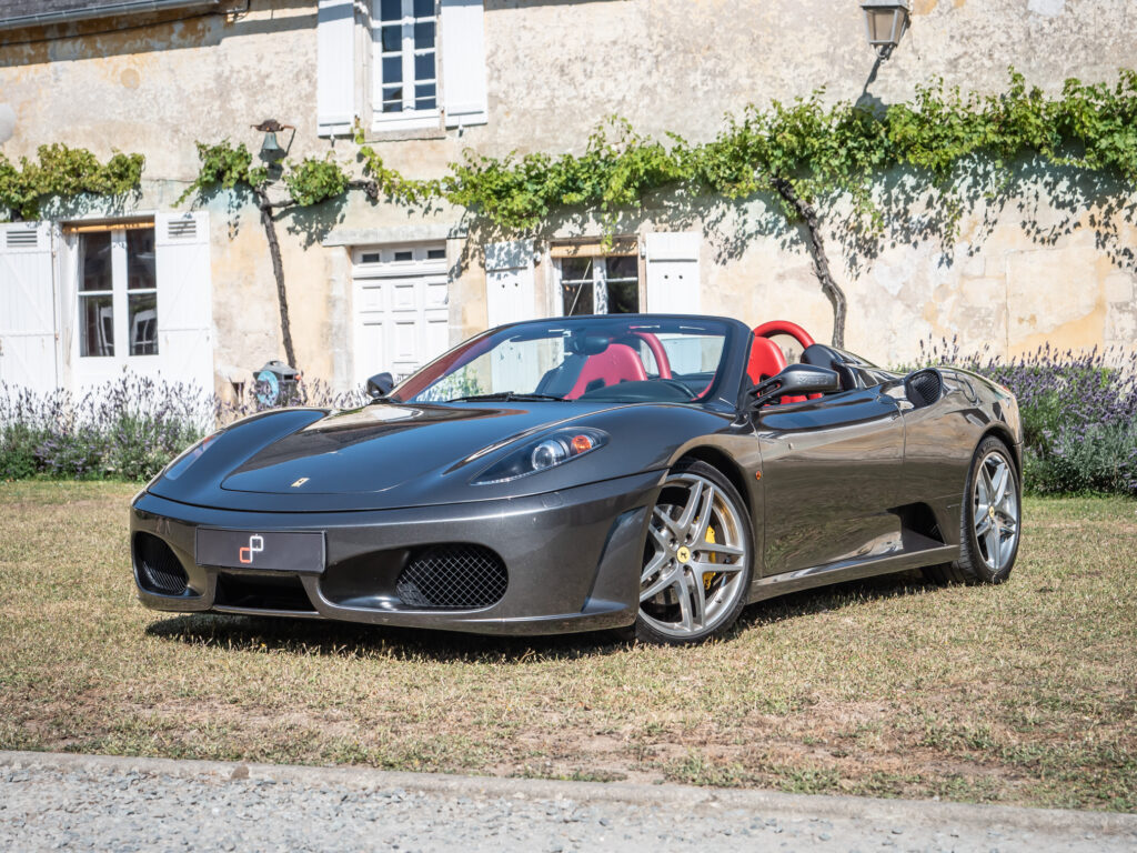 Photo principale – FERRARI – F430 Spider – 2006 – Grigio Silverstone – 490 ch – V8 Atmosphérique – 55 800 km – Transmission : Sequentielle – Origine Pays-Bas – Privaty Cars – Reprise cash de voitures de luxe sans obligation d’achat près de Niort
