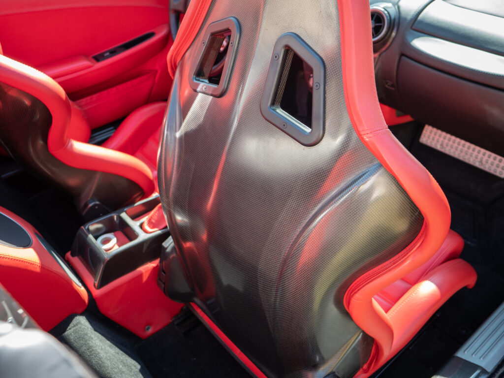 Sièges baquets en cuir rouge – FERRARI – F430 Spider – 2006 – Grigio Silverstone – 490 ch – V8 Atmosphérique – 55 800 km – Transmission : Sequentielle – Origine Pays-Bas – Privaty Cars – Recherche de supercars hors marché dans l’Ouest de la France