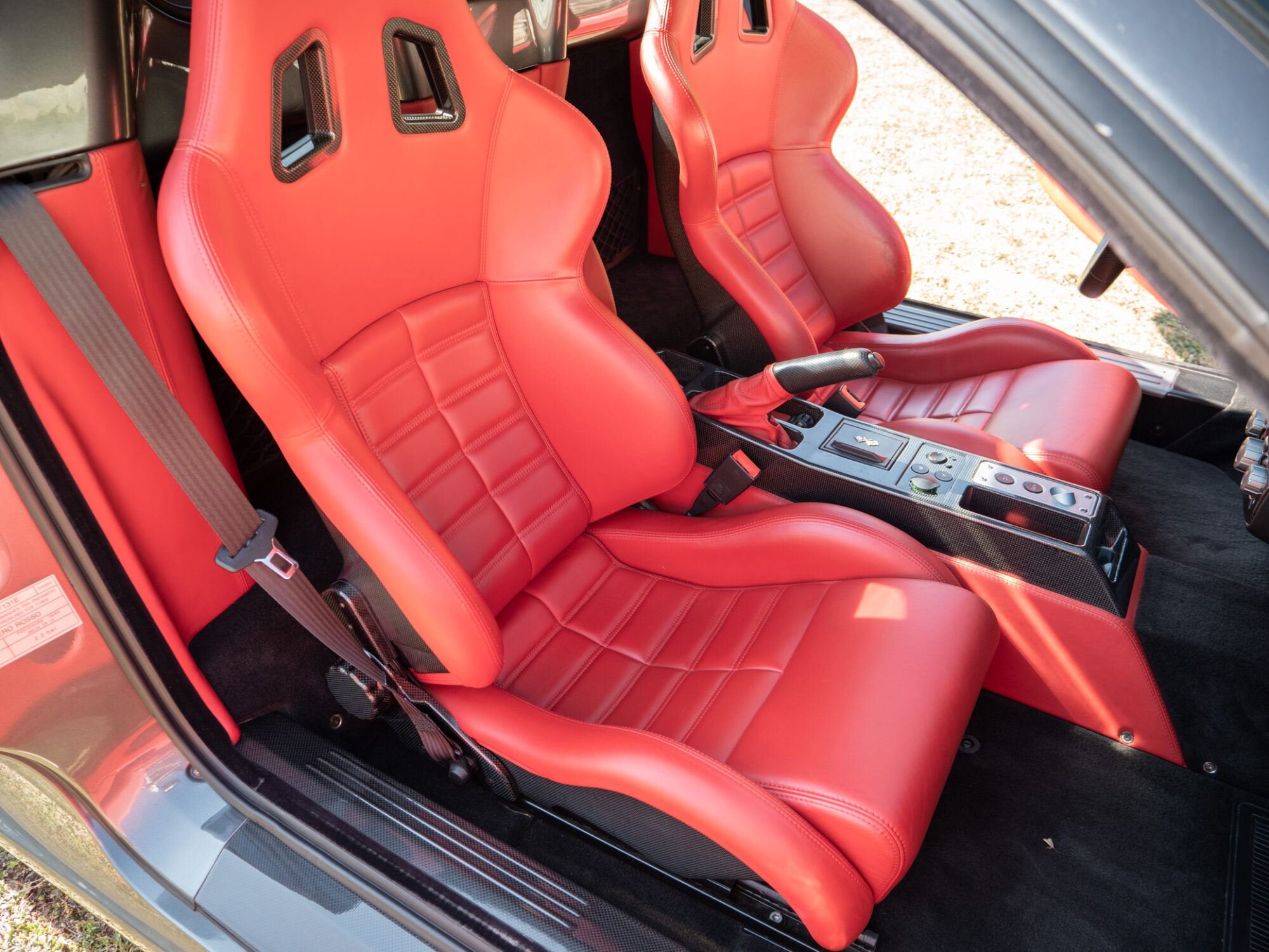 Sièges baquets en cuir rouge – FERRARI – F430 Spider – 2006 – Grigio Silverstone – 490 ch – V8 Atmosphérique – 55 800 km – Transmission : Sequentielle – Origine Pays-Bas – Privaty Cars – Achat et vente de véhicules FERRARI d’occasion à 2 heures de Paris en TGV