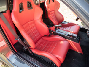 Sièges baquets en cuir rouge – FERRARI – F430 Spider – 2006 – Grigio Silverstone – 490 ch – V8 Atmosphérique – 55 800 km – Transmission : Sequentielle – Origine Pays-Bas – Privaty Cars – Achat et vente de véhicules FERRARI d’occasion à 2 heures de Paris en TGV