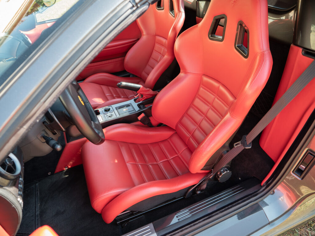 Sièges baquets en cuir rouge – FERRARI – F430 Spider – 2006 – Grigio Silverstone – 490 ch – V8 Atmosphérique – 55 800 km – Transmission : Sequentielle – Origine Pays-Bas – Privaty Cars – Rachat express de supercars et hypercars proche de Nantes