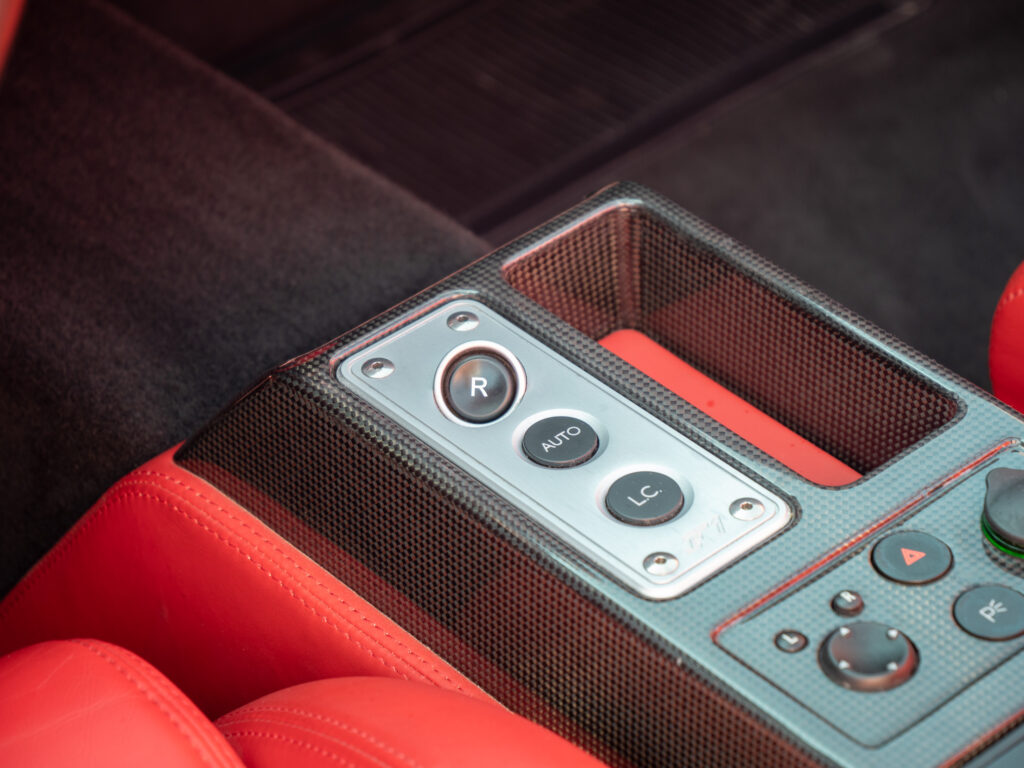 Console centrale avec boutons de commande – FERRARI – F430 Spider – 2006 – Grigio Silverstone – 490 ch – V8 Atmosphérique – 55 800 km – Transmission : Sequentielle – Origine Pays-Bas – Privaty Cars – Rachat express de supercars et hypercars à 2 heures de Paris en TGV