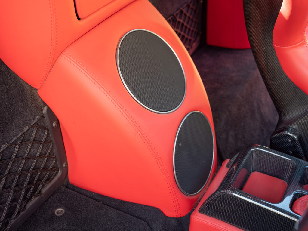 Haut-parleurs intégrés dans le revêtement – FERRARI – F430 Spider – 2006 – Grigio Silverstone – 490 ch – V8 Atmosphérique – 55 800 km – Transmission : Sequentielle – Origine Pays-Bas – Privaty Cars – Showroom de voitures de sport haut de gamme en Nouvelle-Aquitaine