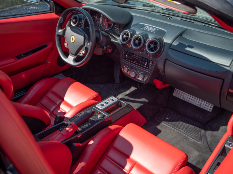 Tableau de bord – FERRARI – F430 Spider – 2006 – Grigio Silverstone – 490 ch – V8 Atmosphérique – 55 800 km – Transmission : Sequentielle – Origine Pays-Bas – Privaty Cars – Showroom de voitures de sport haut de gamme à La Rochelle