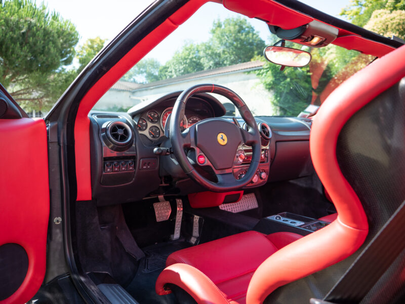 Tableau de bord – FERRARI – F430 Spider – 2006 – Grigio Silverstone – 490 ch – V8 Atmosphérique – 55 800 km – Transmission : Sequentielle – Origine Pays-Bas – Privaty Cars – Rachat immédiat de véhicules de prestige proche de Bordeaux