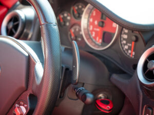 Volant en cuir perforé – FERRARI – F430 Spider – 2006 – Grigio Silverstone – 490 ch – V8 Atmosphérique – 55 800 km – Transmission : Sequentielle – Origine Pays-Bas – Privaty Cars – Recherche de supercars hors marché proche de Bordeaux