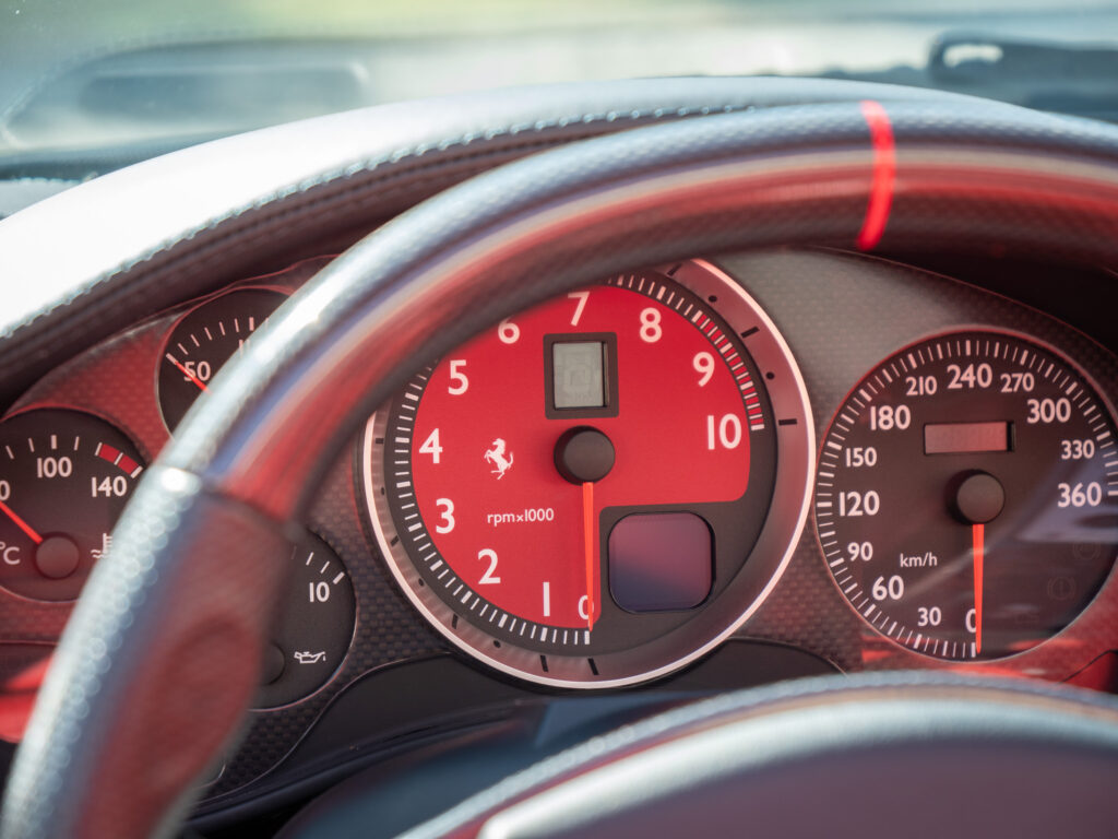 Tableau de bord – FERRARI – F430 Spider – 2006 – Grigio Silverstone – 490 ch – V8 Atmosphérique – 55 800 km – Transmission : Sequentielle – Origine Pays-Bas – Privaty Cars – Rachat express de supercars et hypercars en Nouvelle-Aquitaine