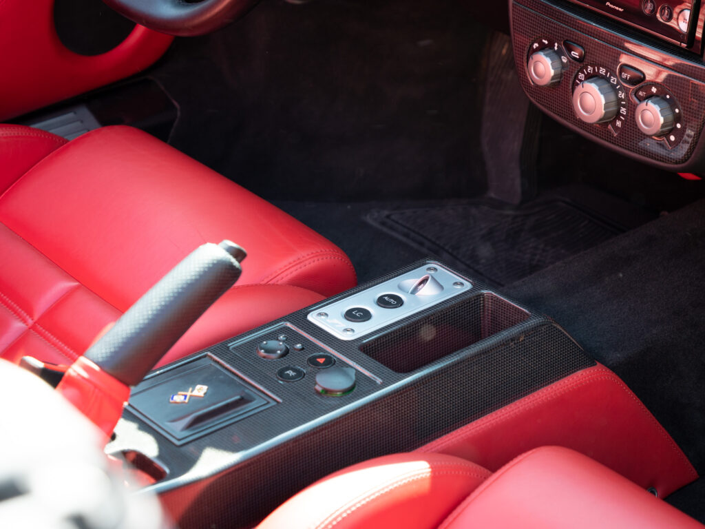 Console centrale avec commandes en aluminium – FERRARI – F430 Spider – 2006 – Grigio Silverstone – 490 ch – V8 Atmosphérique – 55 800 km – Transmission : Sequentielle – Origine Pays-Bas – Privaty Cars – Courtage automobile FERRARI à 2 heures de Paris en TGV