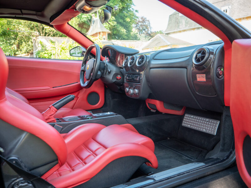 Intérieur avec sièges en cuir rouge – FERRARI – F430 Spider – 2006 – Grigio Silverstone – 490 ch – V8 Atmosphérique – 55 800 km – Transmission : Sequentielle – Origine Pays-Bas – Privaty Cars – Conciergerie automobile pour véhicules de sport proche de Nantes