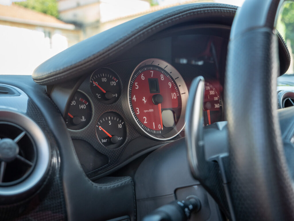 Tableau de bord – FERRARI – F430 Spider – 2006 – Grigio Silverstone – 490 ch – V8 Atmosphérique – 55 800 km – Transmission : Sequentielle – Origine Pays-Bas – Privaty Cars – Recherche personnalisée de modèles FERRARI entre Bordeaux et Nantes