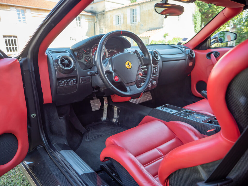 Intérieur avec sièges en cuir rouge – FERRARI – F430 Spider – 2006 – Grigio Silverstone – 490 ch – V8 Atmosphérique – 55 800 km – Transmission : Sequentielle – Origine Pays-Bas – Privaty Cars – Spécialiste des sportives d’occasion proche de Bordeaux