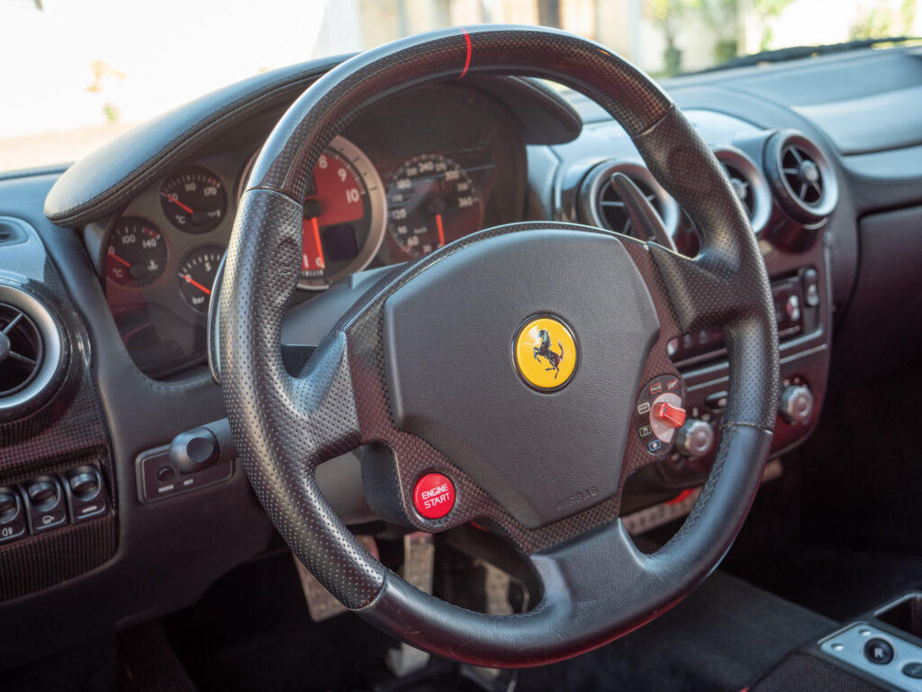 Volant – FERRARI – F430 Spider – 2006 – Grigio Silverstone – 490 ch – V8 Atmosphérique – 55 800 km – Transmission : Sequentielle – Origine Pays-Bas – Privaty Cars – Vente de véhicules d’investissement et de collection en Charente-Maritime