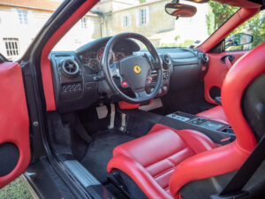 Intérieur avec sièges en cuir rouge – FERRARI – F430 Spider – 2006 – Grigio Silverstone – 490 ch – V8 Atmosphérique – 55 800 km – Transmission : Sequentielle – Origine Pays-Bas – Privaty Cars – Spécialiste des sportives d’occasion proche de Bordeaux
