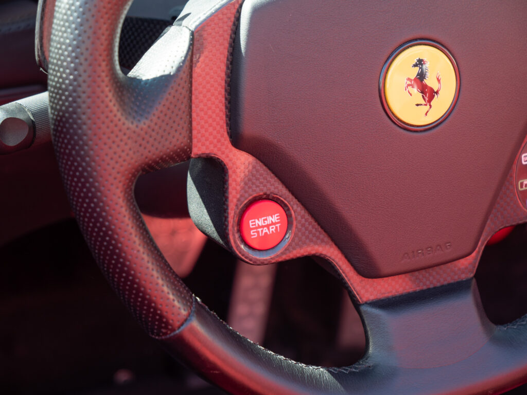 Volant avec bouton de démarrage – FERRARI – F430 Spider – 2006 – Grigio Silverstone – 490 ch – V8 Atmosphérique – 55 800 km – Transmission : Sequentielle – Origine Pays-Bas – Privaty Cars – Expert des modèles FERRARI entre Bordeaux et Nantes