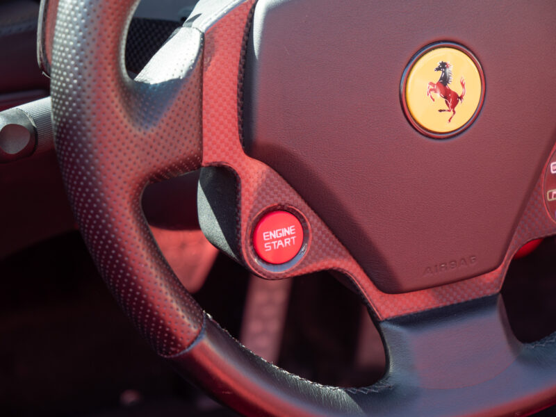 Volant avec bouton de démarrage – FERRARI – F430 Spider – 2006 – Grigio Silverstone – 490 ch – V8 Atmosphérique – 55 800 km – Transmission : Sequentielle – Origine Pays-Bas – Privaty Cars – Expert des modèles FERRARI entre Bordeaux et Nantes