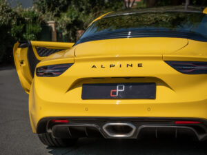 Vue arrière avec feux LED – ALPINE – A110 Color Edition – 2021 – Jaune Tournesol – 16 900 km – 292 ch – 4 cylindres Turbo – Transmission : Sequentielle – Origine Allemagne – Privaty Cars – Estimation et rachat de véhicules haut de gamme en Charente-Maritime