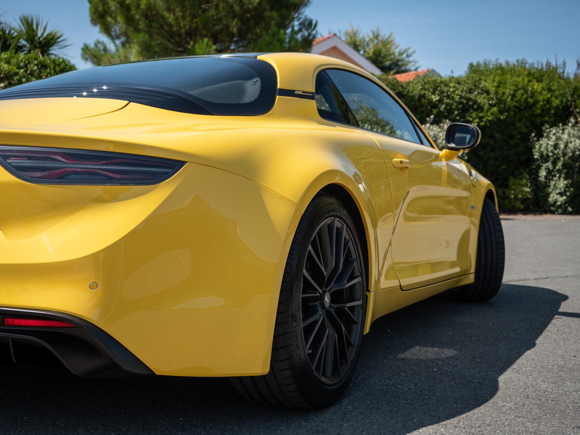 Vue arrière avec feux LED – ALPINE – A110 Color Edition – 2021 – Jaune Tournesol – 16 900 km – 292 ch – 4 cylindres Turbo – Transmission : Sequentielle – Origine Allemagne – Privaty Cars – Reprise cash de voitures de luxe sans obligation d’achat à 2 heures de Paris en TGV