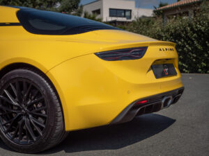 Phares arrière avec feux LED – ALPINE – A110 Color Edition – 2021 – Jaune Tournesol – 16 900 km – 292 ch – 4 cylindres Turbo – Transmission : Sequentielle – Origine Allemagne – Privaty Cars – Importation de véhicules de prestige et sportifs en Nouvelle-Aquitaine