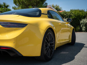 Vue arrière avec feux LED – ALPINE – A110 Color Edition – 2021 – Jaune Tournesol – 16 900 km – 292 ch – 4 cylindres Turbo – Transmission : Sequentielle – Origine Allemagne – Privaty Cars – Reprise cash de voitures de luxe sans obligation d’achat à 2 heures de Paris en TGV