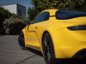 Jante alliage noir mat – ALPINE – A110 Color Edition – 2021 – Jaune Tournesol – 16 900 km – 292 ch – 4 cylindres Turbo – Transmission : Sequentielle – Origine Allemagne – Privaty Cars – Recherche personnalisée de voitures de sport d’occasion dans l’Ouest de la France