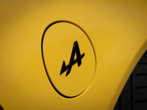Logo sur carrosserie – ALPINE – A110 Color Edition – 2021 – Jaune Tournesol – 16 900 km – 292 ch – 4 cylindres Turbo – Transmission : Sequentielle – Origine Allemagne – Privaty Cars – Spécialiste des voitures de sport d’occasion proche de Bordeaux