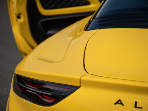 Feu arrière avec design distinctif – ALPINE – A110 Color Edition – 2021 – Jaune Tournesol – 16 900 km – 292 ch – 4 cylindres Turbo – Transmission : Sequentielle – Origine Allemagne – Privaty Cars – Reprise de voitures de sport et collection dans l’Ouest de la France