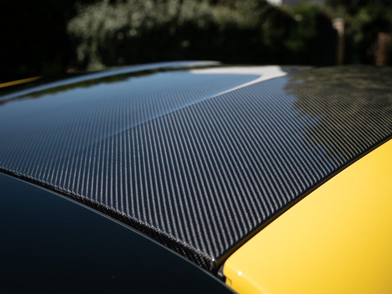 Toit en fibre de carbone – ALPINE – A110 Color Edition – 2021 – Jaune Tournesol – 16 900 km – 292 ch – 4 cylindres Turbo – Transmission : Sequentielle – Origine Allemagne – Privaty Cars – Négoce de véhicules GT et sportives d’exception dans l’Ouest de la France