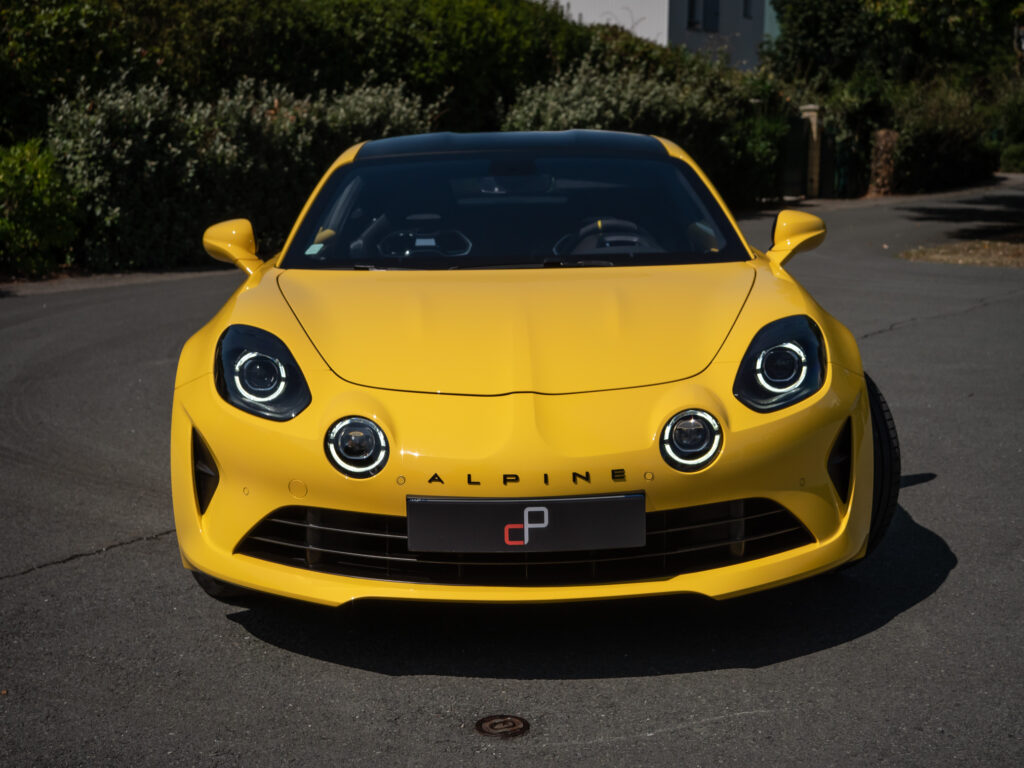 Vue avant avec phares ronds – ALPINE – A110 Color Edition – 2021 – Jaune Tournesol – 16 900 km – 292 ch – 4 cylindres Turbo – Transmission : Sequentielle – Origine Allemagne – Privaty Cars – Dépôt-vente de voitures de sport et véhicules d’exception en Nouvelle-Aquitaine