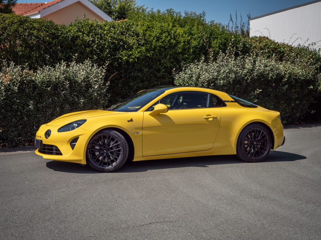 Vue latérale avec jantes noires – ALPINE – A110 Color Edition – 2021 – Jaune Tournesol – 16 900 km – 292 ch – 4 cylindres Turbo – Transmission : Sequentielle – Origine Allemagne – Privaty Cars – Expert des sportives d’occasion haut de gamme en Nouvelle-Aquitaine