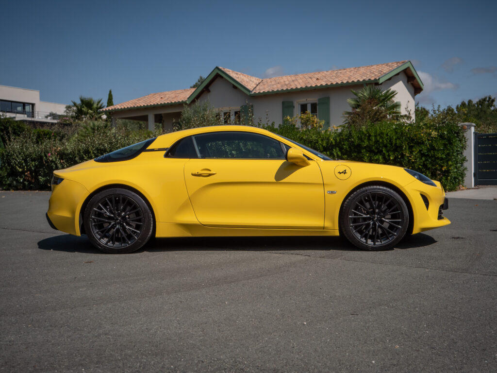Vue latérale avec jantes noires – ALPINE – A110 Color Edition – 2021 – Jaune Tournesol – 16 900 km – 292 ch – 4 cylindres Turbo – Transmission : Sequentielle – Origine Allemagne – Privaty Cars – Showroom de voitures de sport haut de gamme en Nouvelle-Aquitaine