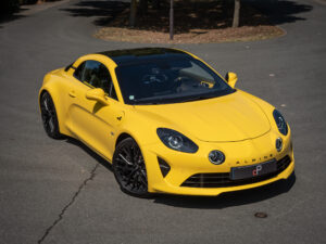 Vue avant avec phares ronds – ALPINE – A110 Color Edition – 2021 – Jaune Tournesol – 16 900 km – 292 ch – 4 cylindres Turbo – Transmission : Sequentielle – Origine Allemagne – Privaty Cars – Spécialiste indépendant Porsche, Ferrari et McLaren à La Rochelle