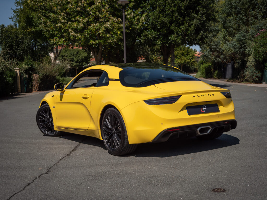 Vue arrière avec diffuseur et jantes noires – ALPINE – A110 Color Edition – 2021 – Jaune Tournesol – 16 900 km – 292 ch – 4 cylindres Turbo – Transmission : Sequentielle – Origine Allemagne – Privaty Cars – Recherche personnalisée de modèles ALPINE à 2 heures de Paris en TGV