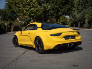 Vue arrière avec diffuseur et jantes noires – ALPINE – A110 Color Edition – 2021 – Jaune Tournesol – 16 900 km – 292 ch – 4 cylindres Turbo – Transmission : Sequentielle – Origine Allemagne – Privaty Cars – Recherche personnalisée de modèles ALPINE à 2 heures de Paris en TGV