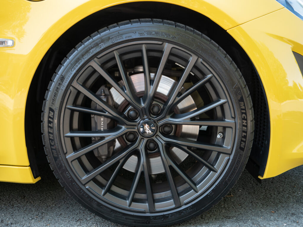 Jantes en alliage noir mat – ALPINE – A110 Color Edition – 2021 – Jaune Tournesol – 16 900 km – 292 ch – 4 cylindres Turbo – Transmission : Sequentielle – Origine Allemagne – Privaty Cars – Vente de supercars d’occasion à 2 heures de Paris en TGV