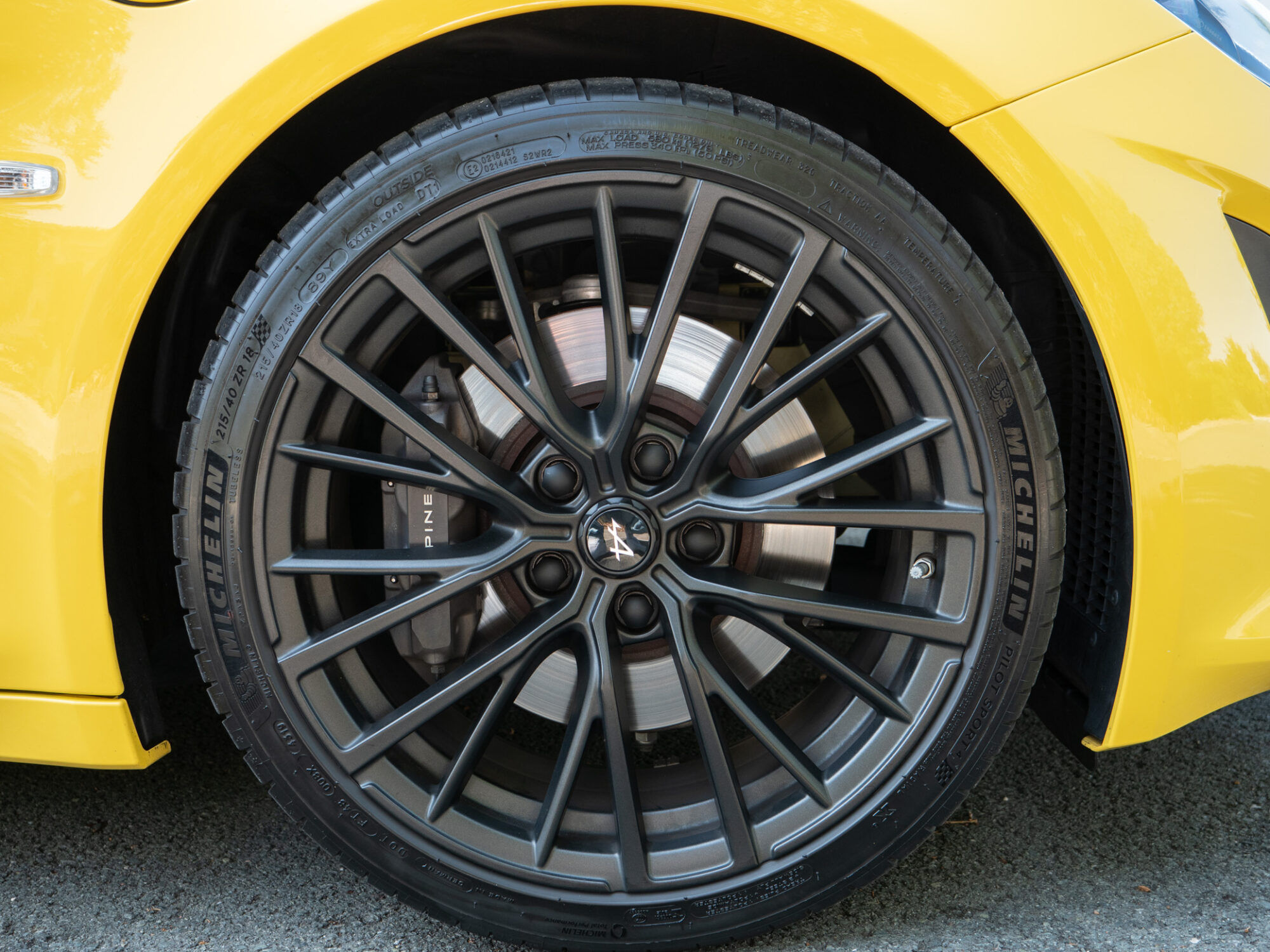 Jantes en alliage noir mat – ALPINE – A110 Color Edition – 2021 – Jaune Tournesol – 16 900 km – 292 ch – 4 cylindres Turbo – Transmission : Sequentielle – Origine Allemagne – Privaty Cars – Vente de supercars d’occasion à 2 heures de Paris en TGV