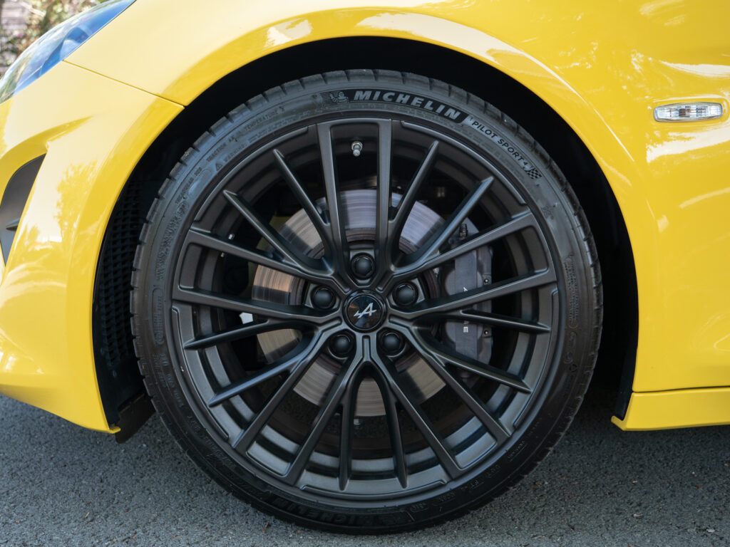 Jantes en alliage noir mat – ALPINE – A110 Color Edition – 2021 – Jaune Tournesol – 16 900 km – 292 ch – 4 cylindres Turbo – Transmission : Sequentielle – Origine Allemagne – Privaty Cars – Mandat de vente pour automobiles de luxe en Charente-Maritime