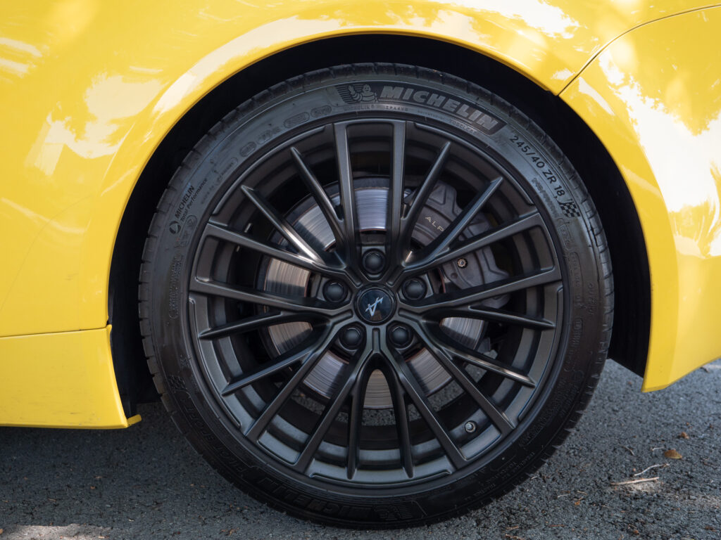 Jantes en alliage noir mat – ALPINE – A110 Color Edition – 2021 – Jaune Tournesol – 16 900 km – 292 ch – 4 cylindres Turbo – Transmission : Sequentielle – Origine Allemagne – Privaty Cars – Vente de voitures de sport d’occasion près de Niort