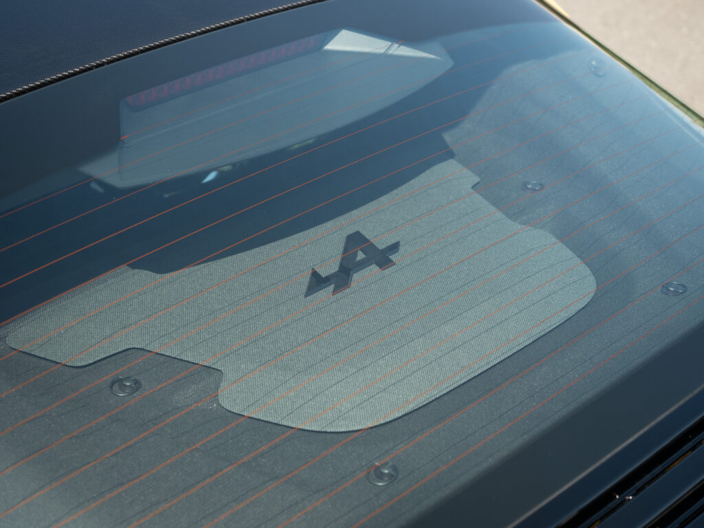 Vitre arrière avec logo stylisé – ALPINE – A110 Color Edition – 2021 – Jaune Tournesol – 16 900 km – 292 ch – 4 cylindres Turbo – Transmission : Sequentielle – Origine Allemagne – Privaty Cars – Vente de voitures de prestige d’occasion près de Poitiers