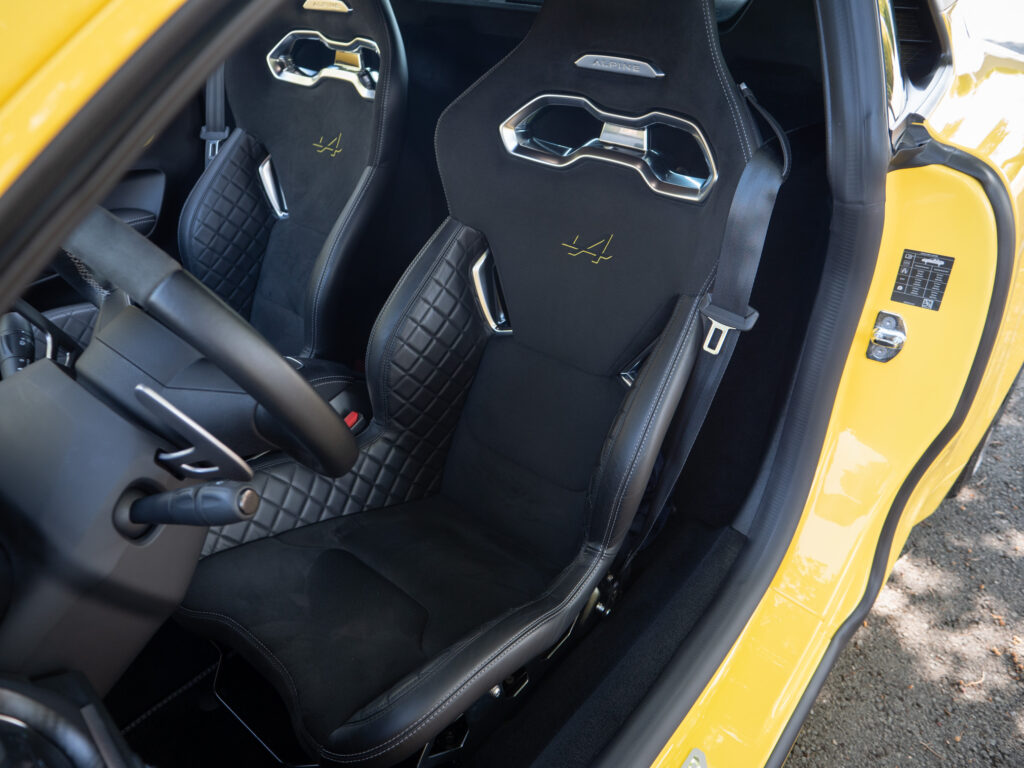 Sièges baquets en cuir – ALPINE – A110 Color Edition – 2021 – Jaune Tournesol – 16 900 km – 292 ch – 4 cylindres Turbo – Transmission : Sequentielle – Origine Allemagne – Privaty Cars – Expert des voitures de prestige d’occasion en Nouvelle-Aquitaine