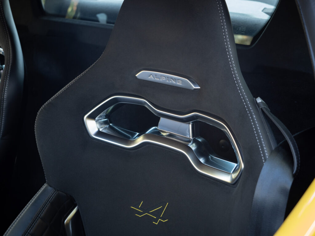 Sièges baquets avec logo – ALPINE – A110 Color Edition – 2021 – Jaune Tournesol – 16 900 km – 292 ch – 4 cylindres Turbo – Transmission : Sequentielle – Origine Allemagne – Privaty Cars – Dépôt-vente sécurisé de véhicules de prestige proche de Bordeaux