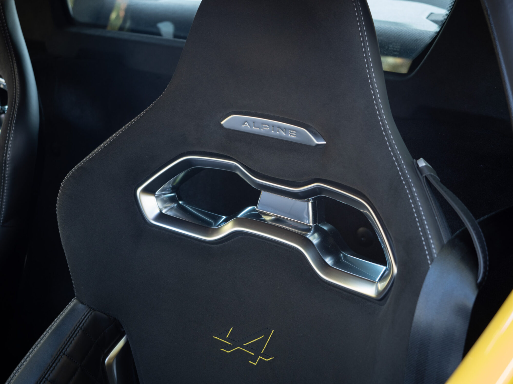 Sièges baquets avec logo – ALPINE – A110 Color Edition – 2021 – Jaune Tournesol – 16 900 km – 292 ch – 4 cylindres Turbo – Transmission : Sequentielle – Origine Allemagne – Privaty Cars – Dépôt-vente sécurisé de véhicules de prestige proche de Bordeaux